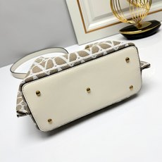 小号❤新品Valentino 2024年春夏托特包系列~托特包采用进口布材料交织形成的空隙营造出清透质感 小号❤新品Valentino 2024年春夏托特包系列~托特包采用进口布材料交织形成的空隙营造出清透质感