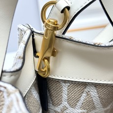 小号❤新品Valentino 2024年春夏托特包系列~托特包采用进口布材料交织形成的空隙营造出清透质感 小号❤新品Valentino 2024年春夏托特包系列~托特包采用进口布材料交织形成的空隙营造出清透质感
