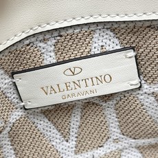 小号❤新品Valentino 2024年春夏托特包系列~托特包采用进口布材料交织形成的空隙营造出清透质感 小号❤新品Valentino 2024年春夏托特包系列~托特包采用进口布材料交织形成的空隙营造出清透质感