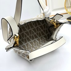 小号❤新品Valentino 2024年春夏托特包系列~托特包采用进口布材料交织形成的空隙营造出清透质感 小号❤新品Valentino 2024年春夏托特包系列~托特包采用进口布材料交织形成的空隙营造出清透质感