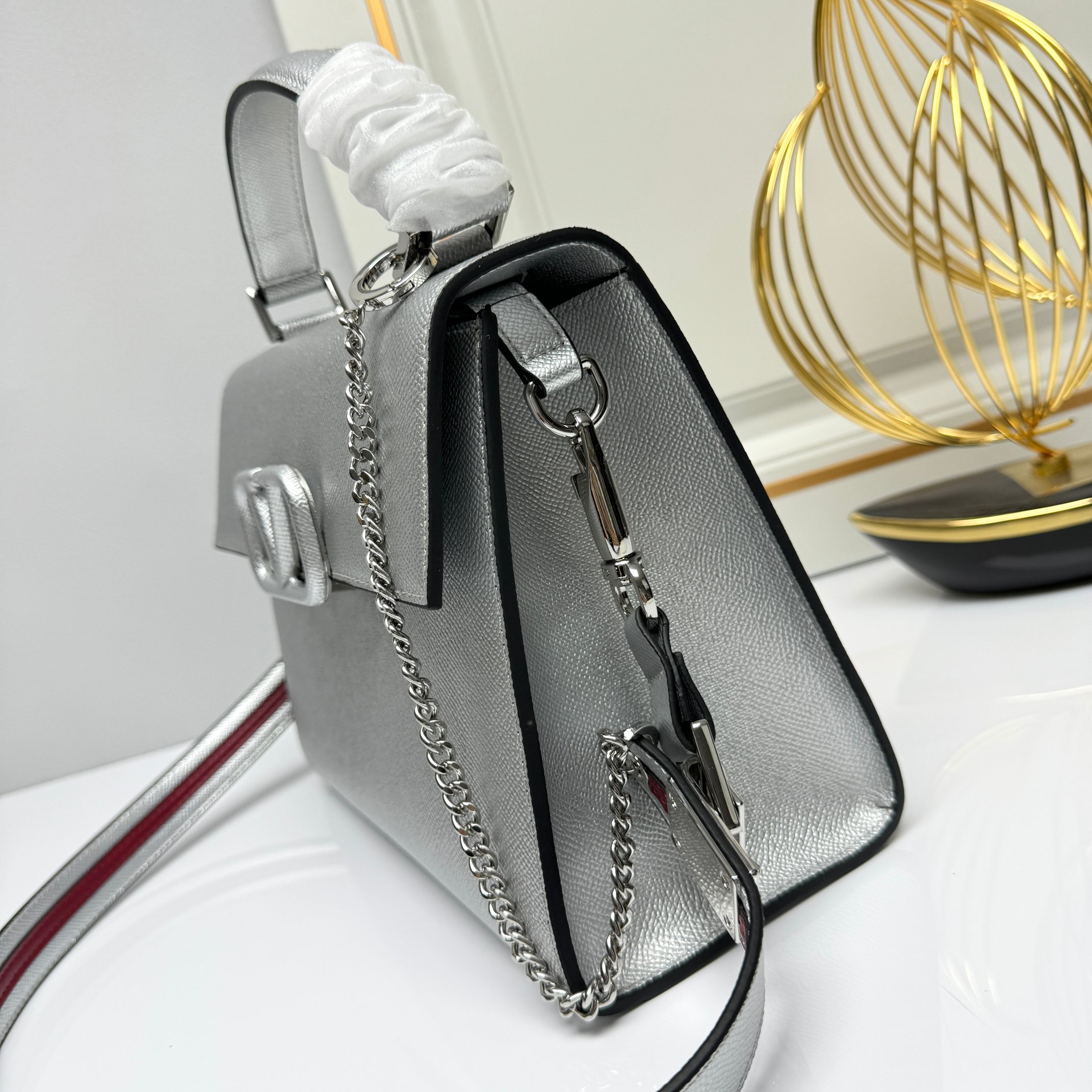 Valentino  VSling 手袋，以簡約大方的立体外观搭配哑光V Logo，可手拎，背带长度可调