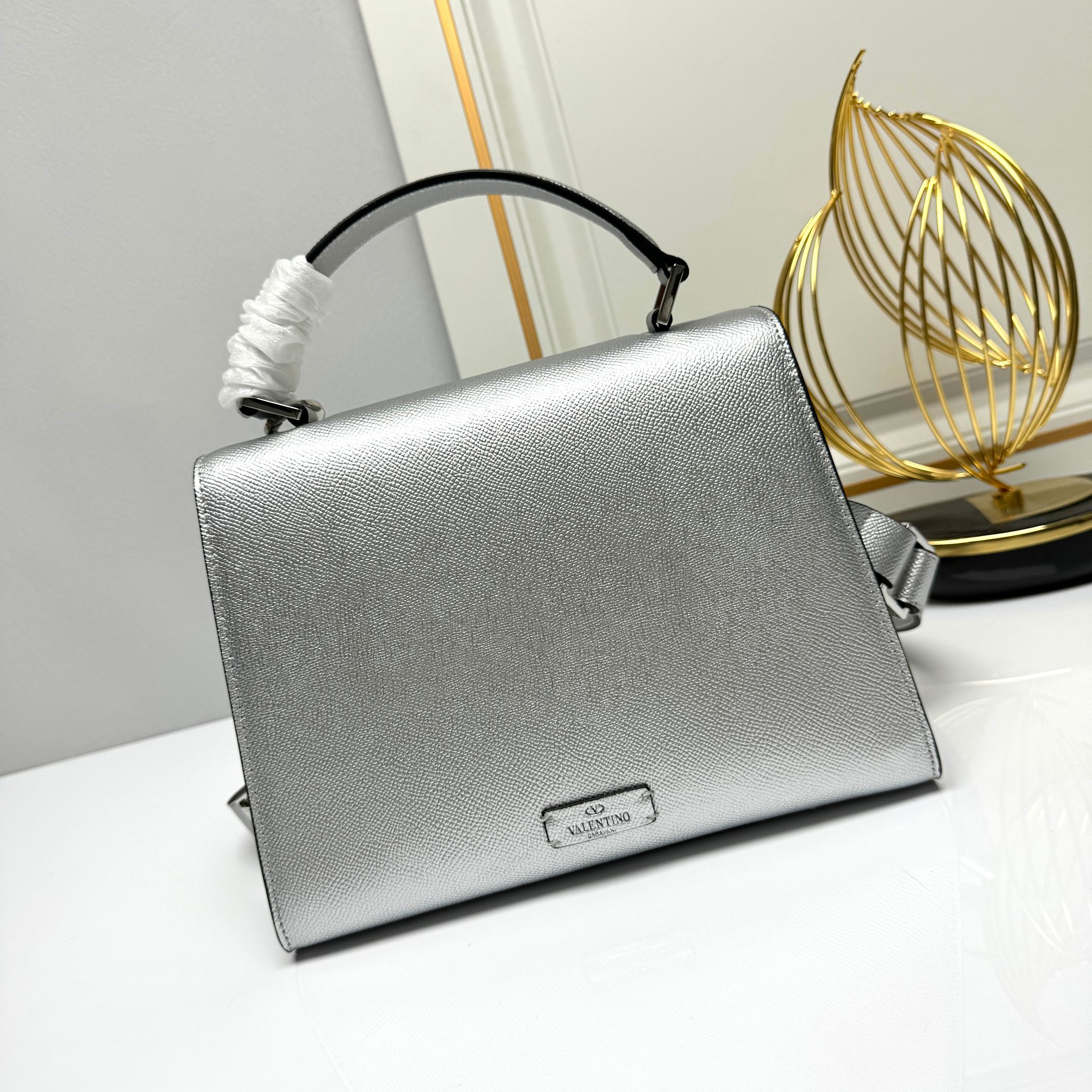 Valentino  VSling 手袋，以簡約大方的立体外观搭配哑光V Logo，可手拎，背带长度可调
