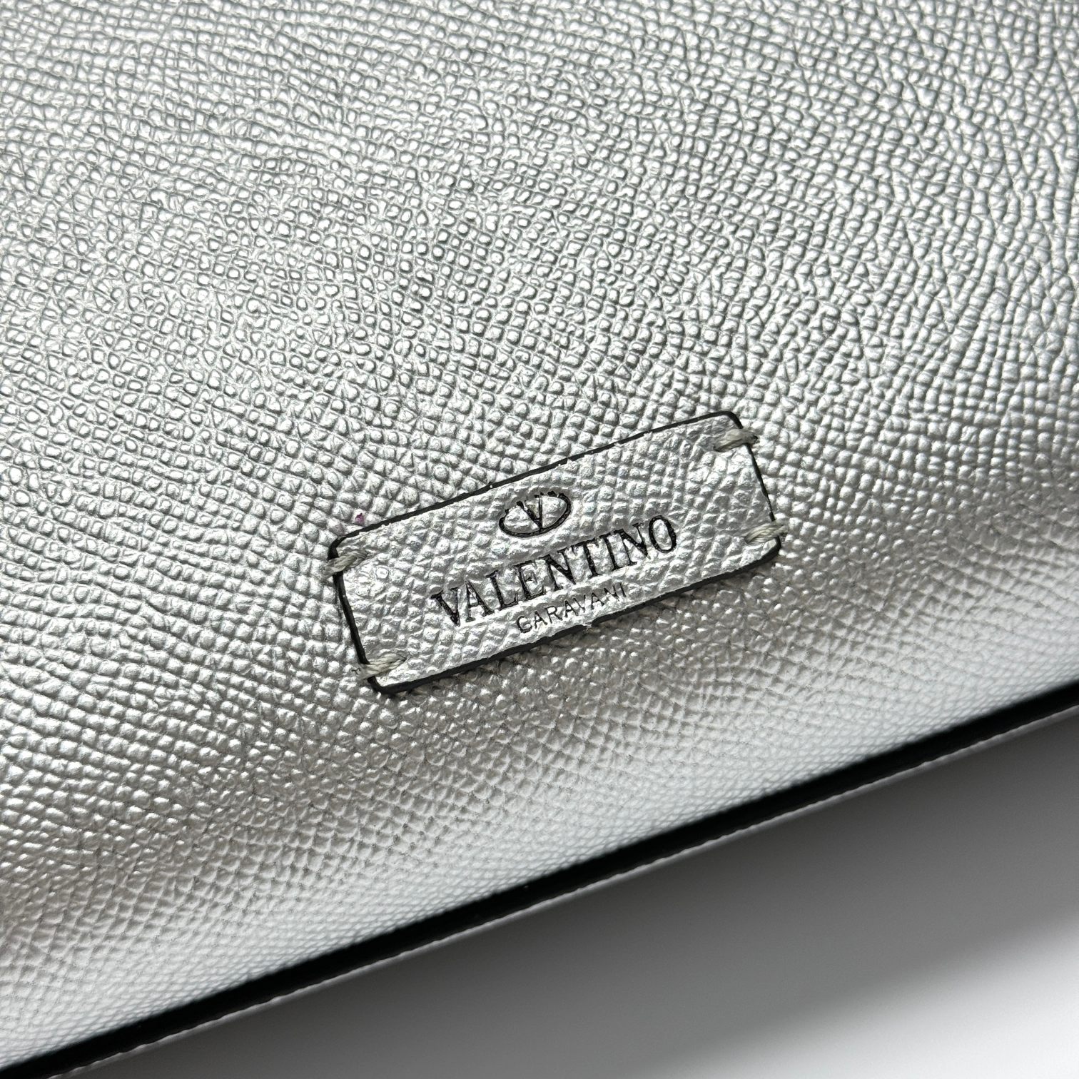 Valentino  VSling 手袋，以簡約大方的立体外观搭配哑光V Logo，可手拎，背带长度可调