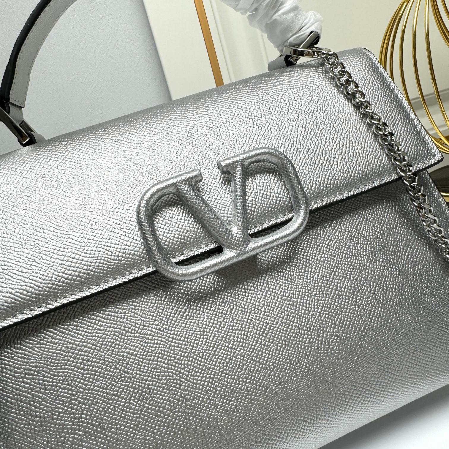 Valentino  VSling 手袋，以簡約大方的立体外观搭配哑光V Logo，可手拎，背带长度可调