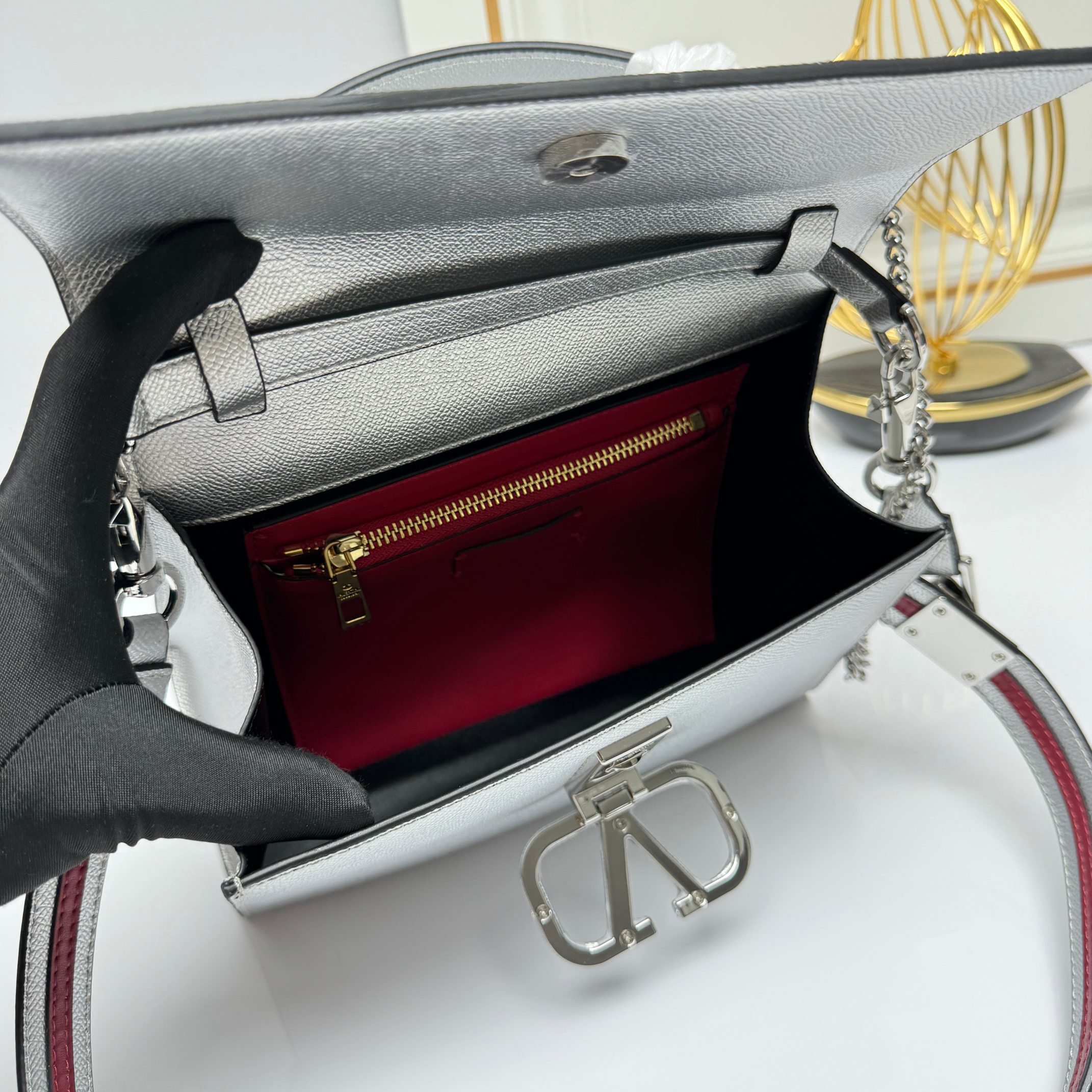 Valentino  VSling 手袋，以簡約大方的立体外观搭配哑光V Logo，可手拎，背带长度可调