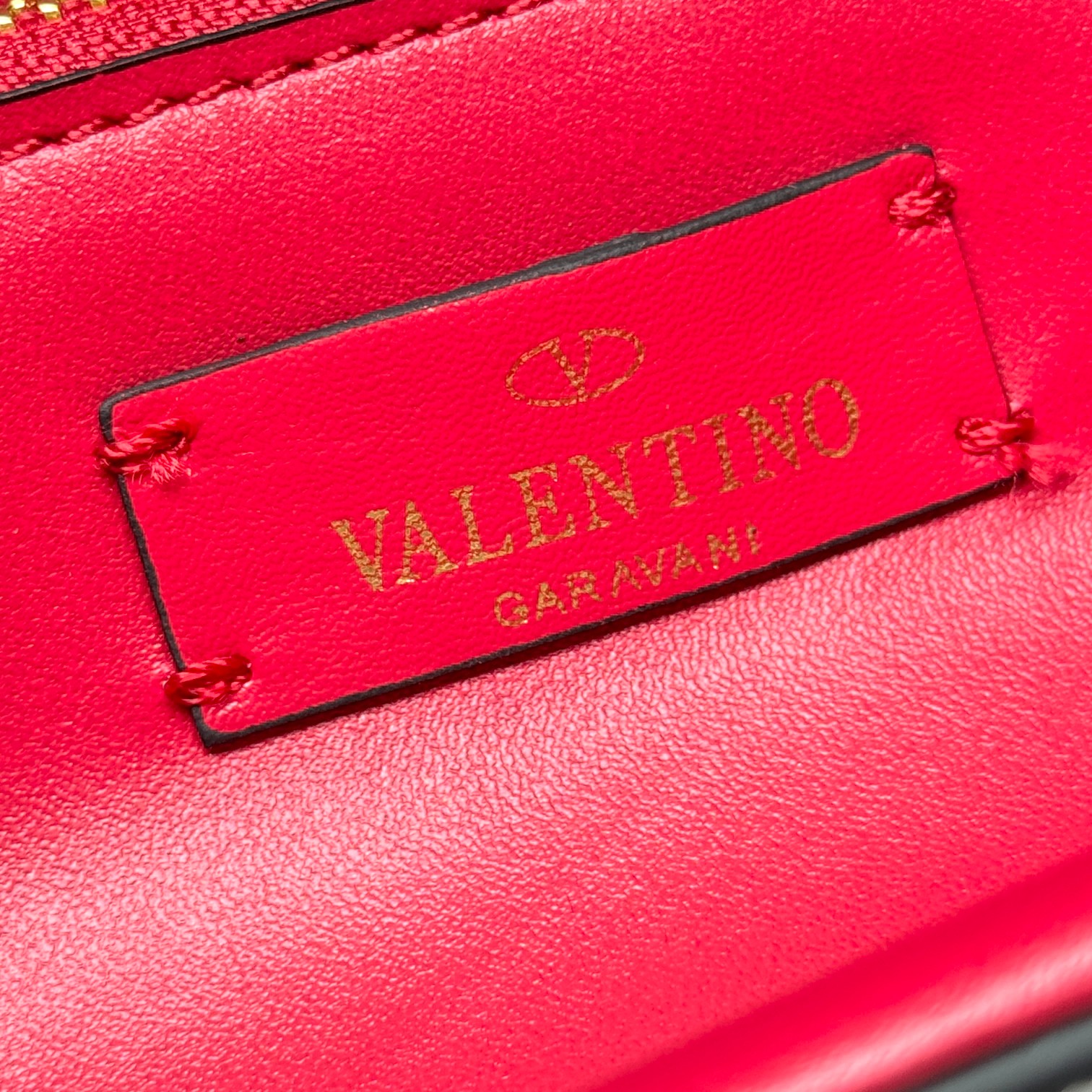 Valentino  VSling 手袋，以簡約大方的立体外观搭配哑光V Logo，可手拎，背带长度可调