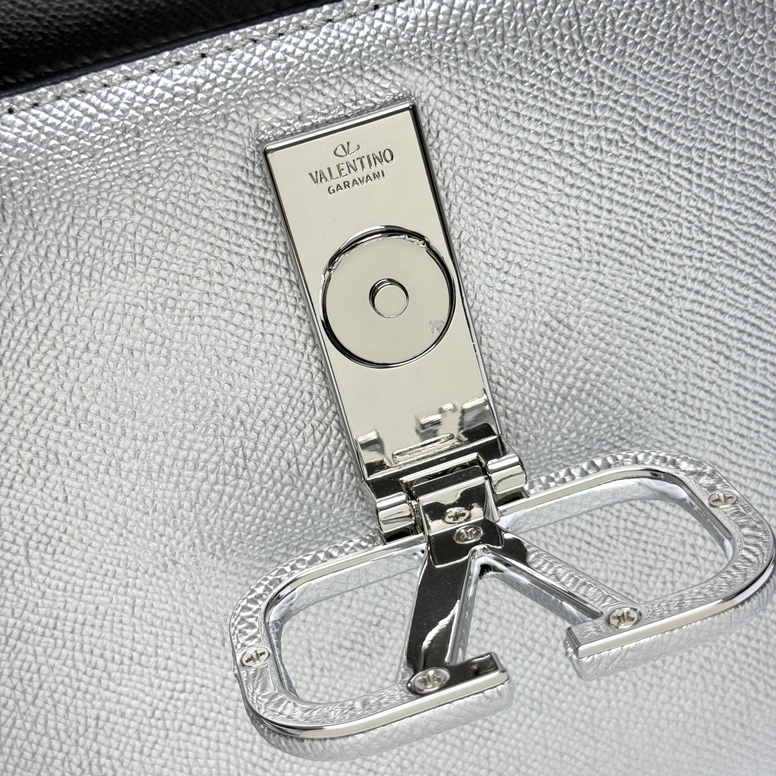 Valentino  VSling 手袋，以簡約大方的立体外观搭配哑光V Logo，可手拎，背带长度可调