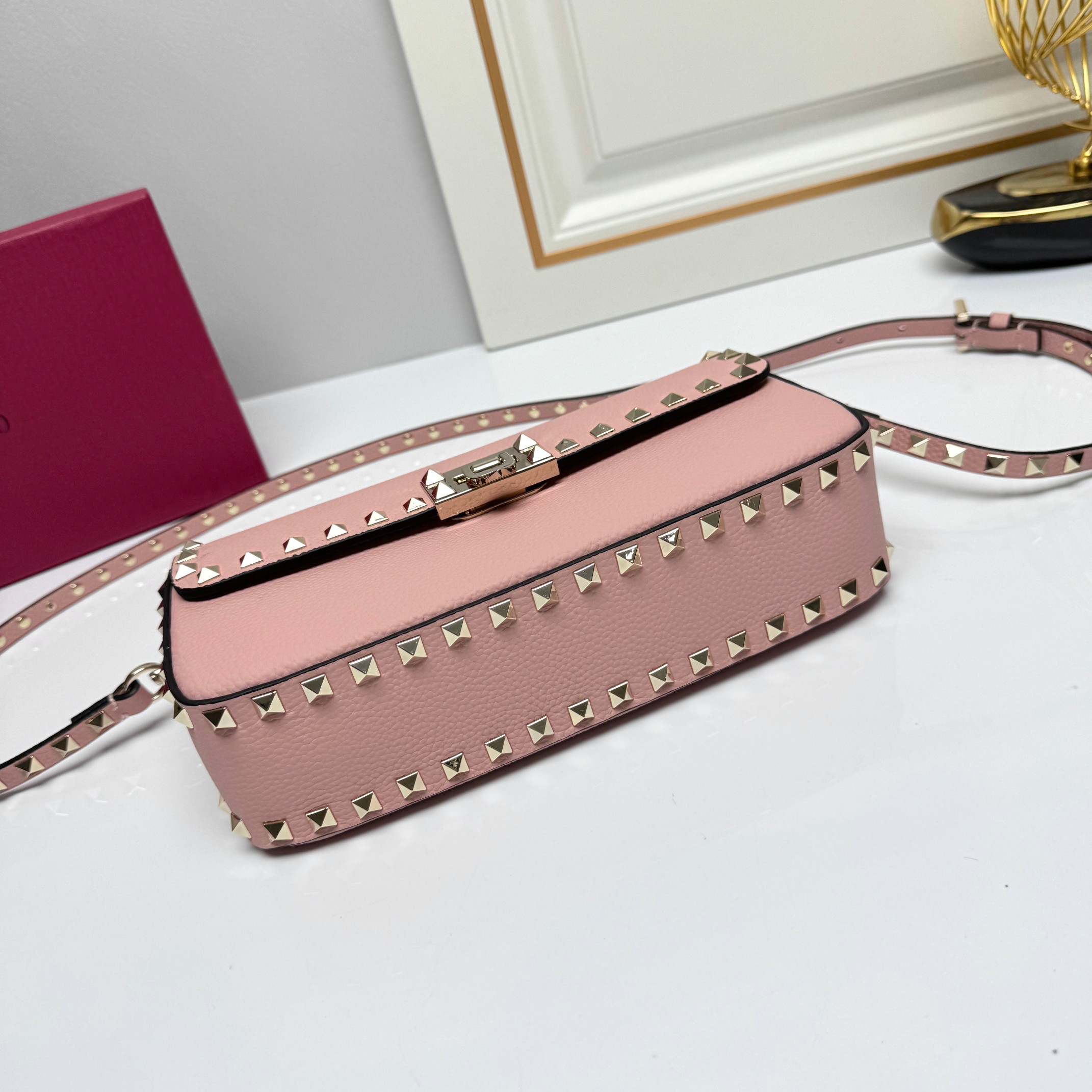 [秋冬新款]🎁 {配礼盒}VALENTINO GARAVANI ROCK STUD米粒小牛皮手袋以标 志