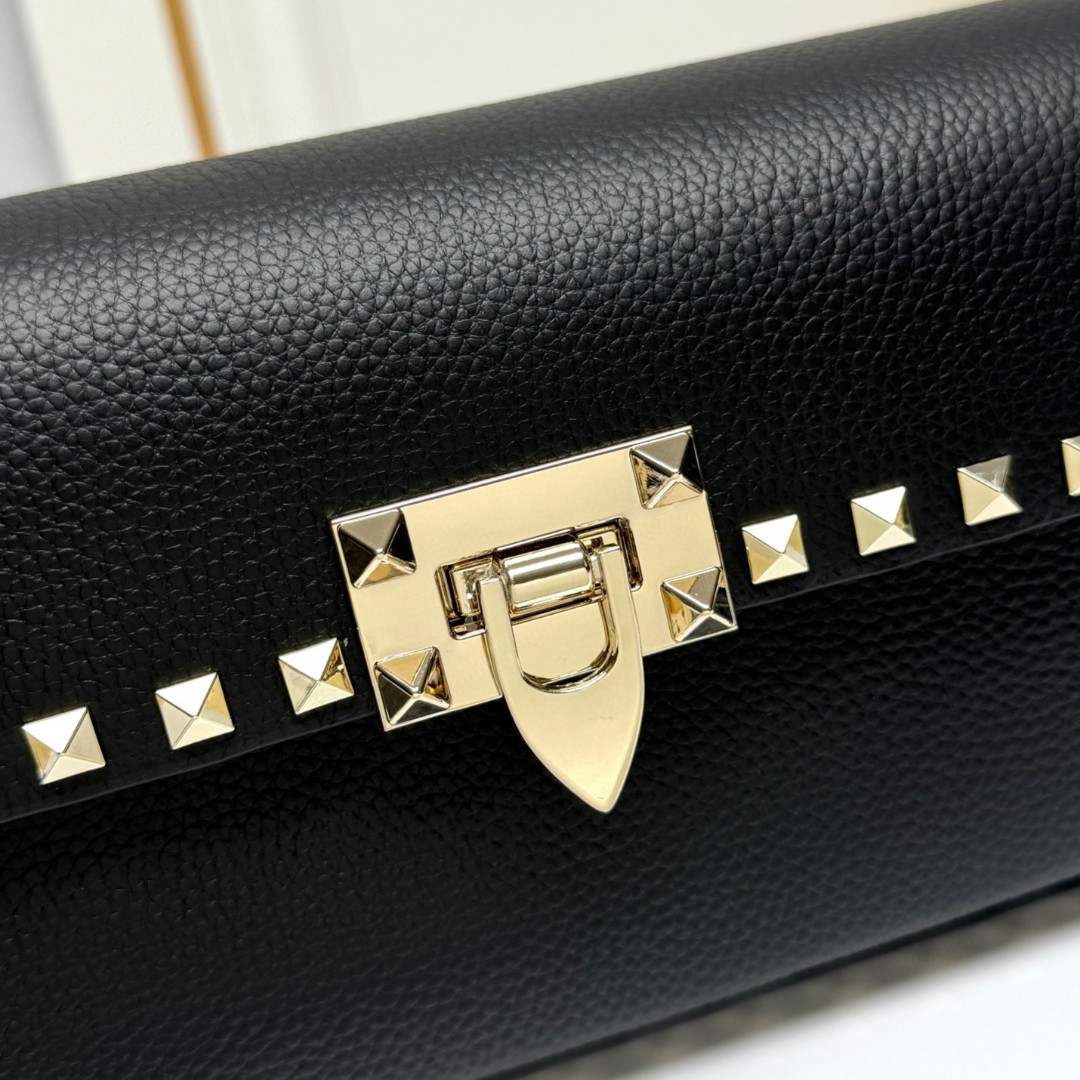 [秋冬新款]🎁 {配礼盒}VALENTINO GARAVANI ROCK STUD米粒小牛皮手袋以标 志