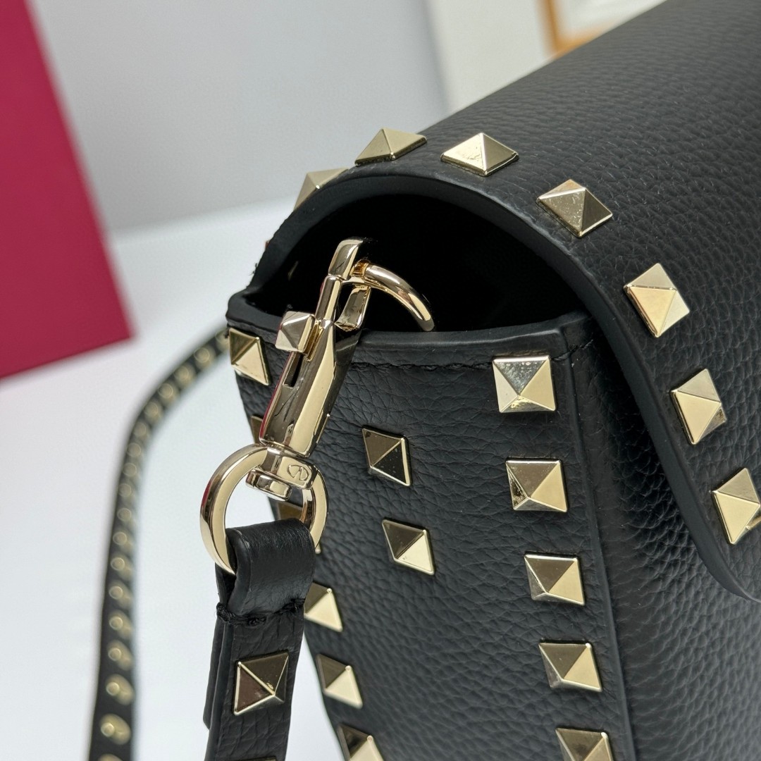 [秋冬新款]🎁 {配礼盒}VALENTINO GARAVANI ROCK STUD米粒小牛皮手袋以标 志