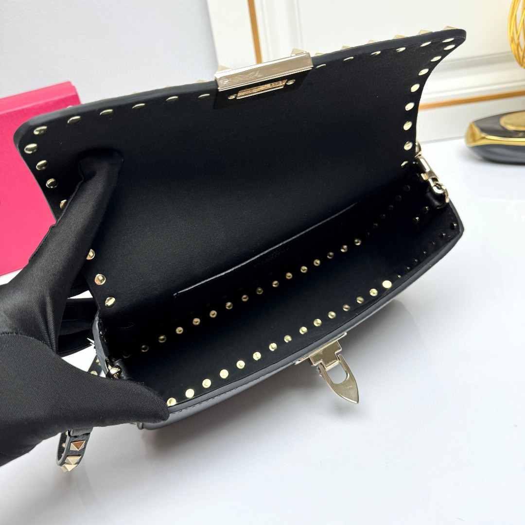 [秋冬新款]🎁 {配礼盒}VALENTINO GARAVANI ROCK STUD米粒小牛皮手袋以标 志