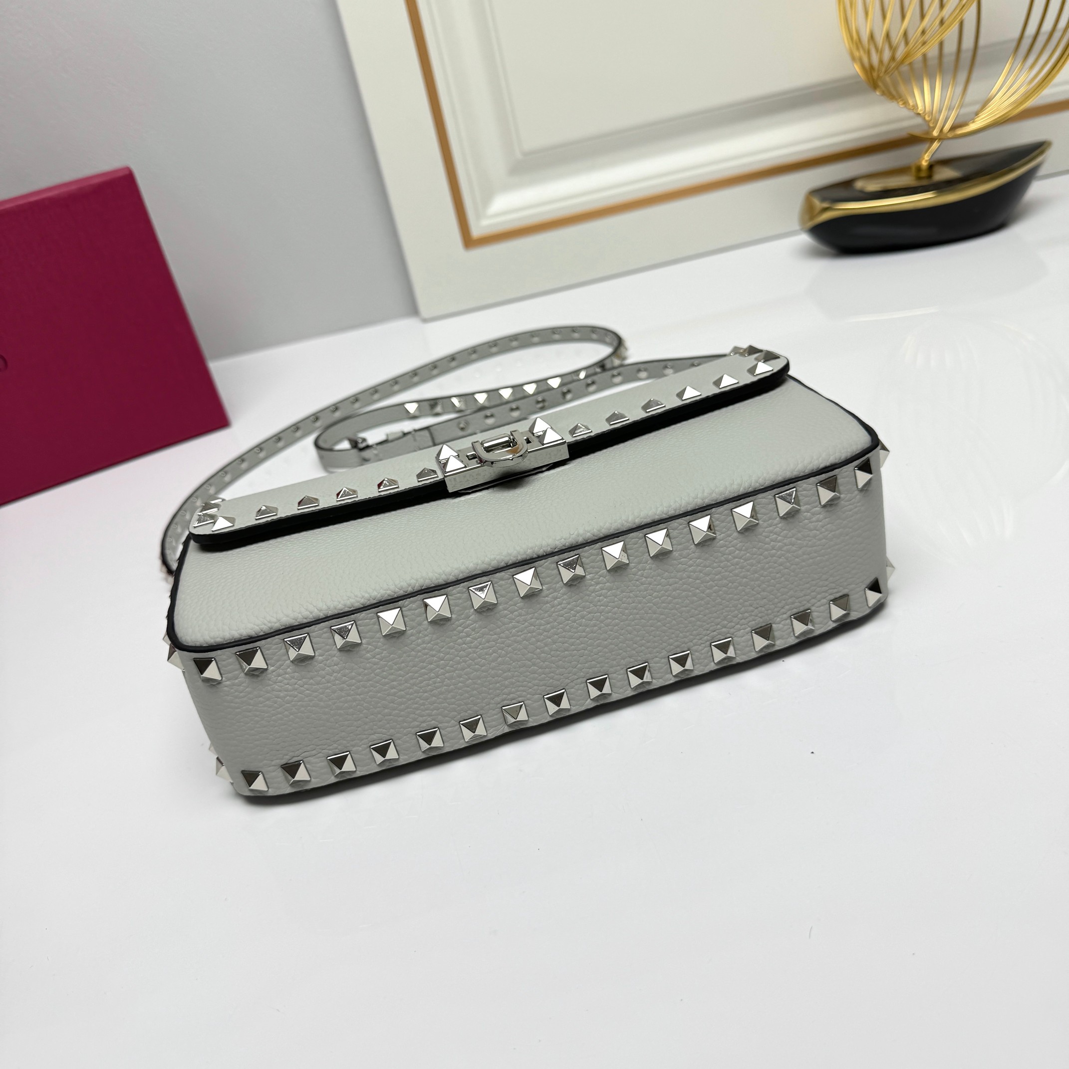 [秋冬新款]🎁 {配礼盒}VALENTINO GARAVANI ROCK STUD米粒小牛皮手袋以标 志