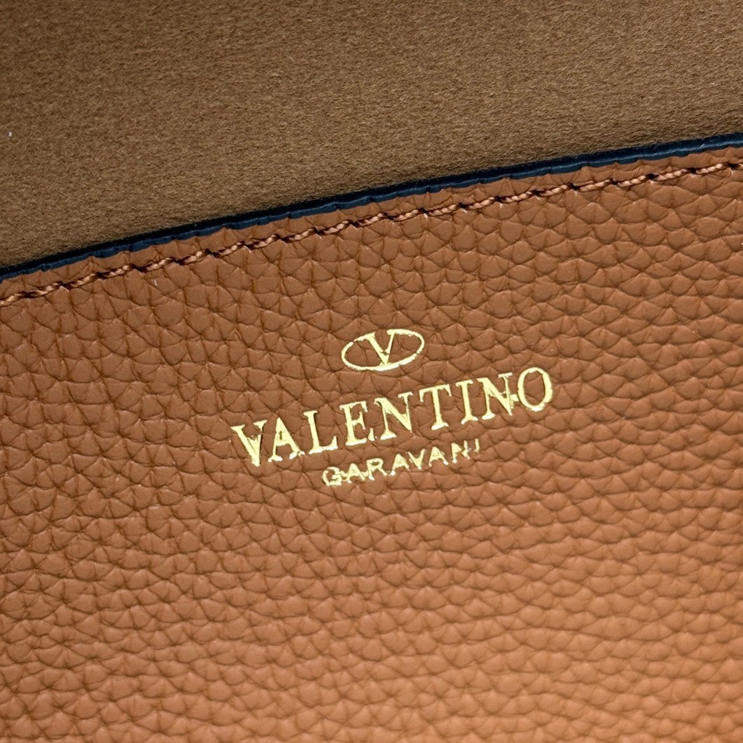 [秋冬新款]🎁 {配礼盒}VALENTINO GARAVANI ROCK STUD米粒小牛皮手袋以标 志
