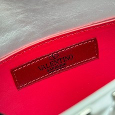 升级版 小号【油蜡皮】Valentino Garavani Rockstud Spike小号链式手袋 采 升级版 小号【油蜡皮】Valentino Garavani Rockstud Spike小号链式手袋 采
