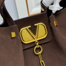 大号Garavani VLOGO Escape 磨砂牛皮大号购物袋💥金属徽标饰件可用在包装内部作为开合💥 大号Garavani VLOGO Escape 磨砂牛皮大号购物袋💥金属徽标饰件可用在包装内部作为开合💥