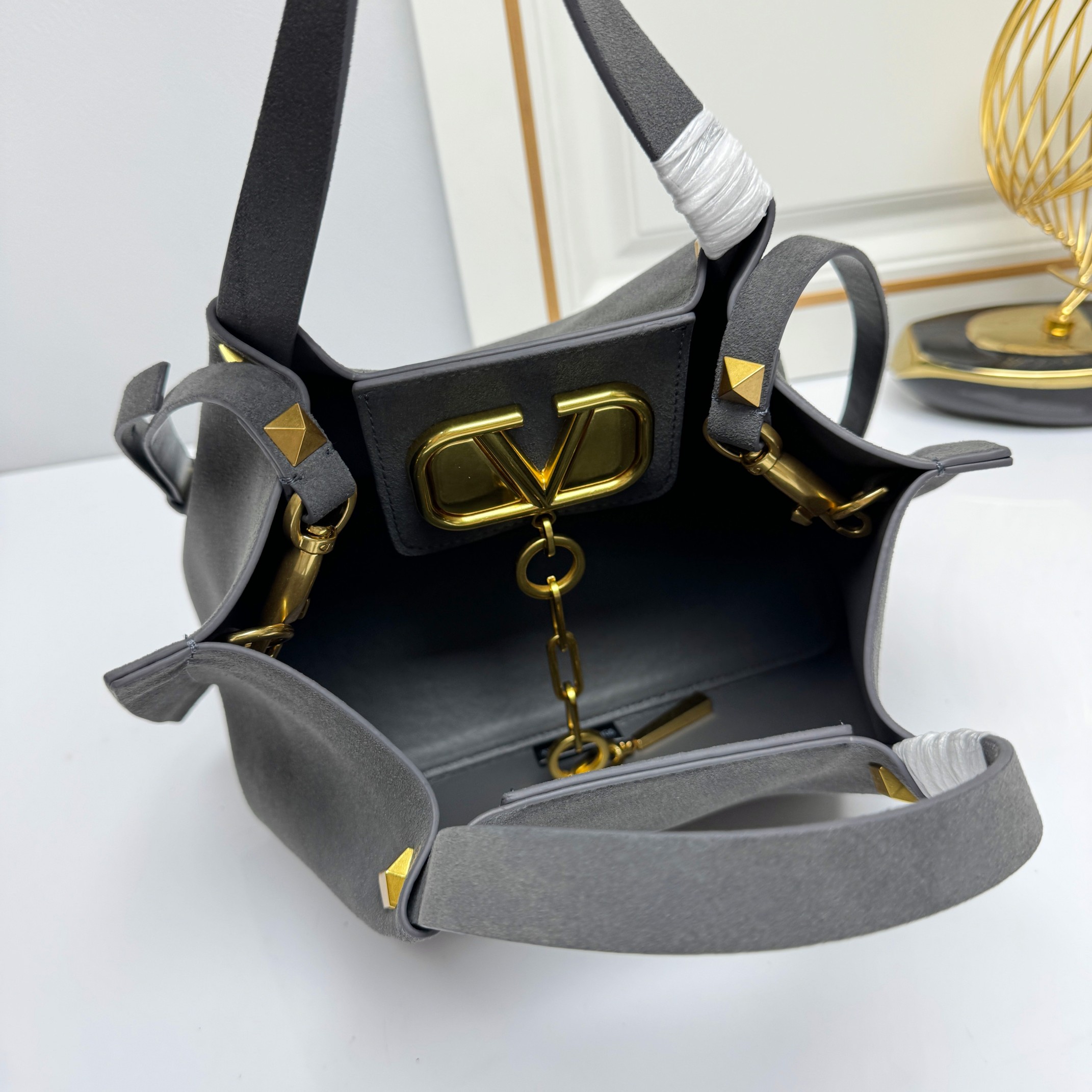 小号Garavani VLOGO Escape 磨砂牛皮大号购物袋💥金属徽标饰件可用在包装内部作为开合💥