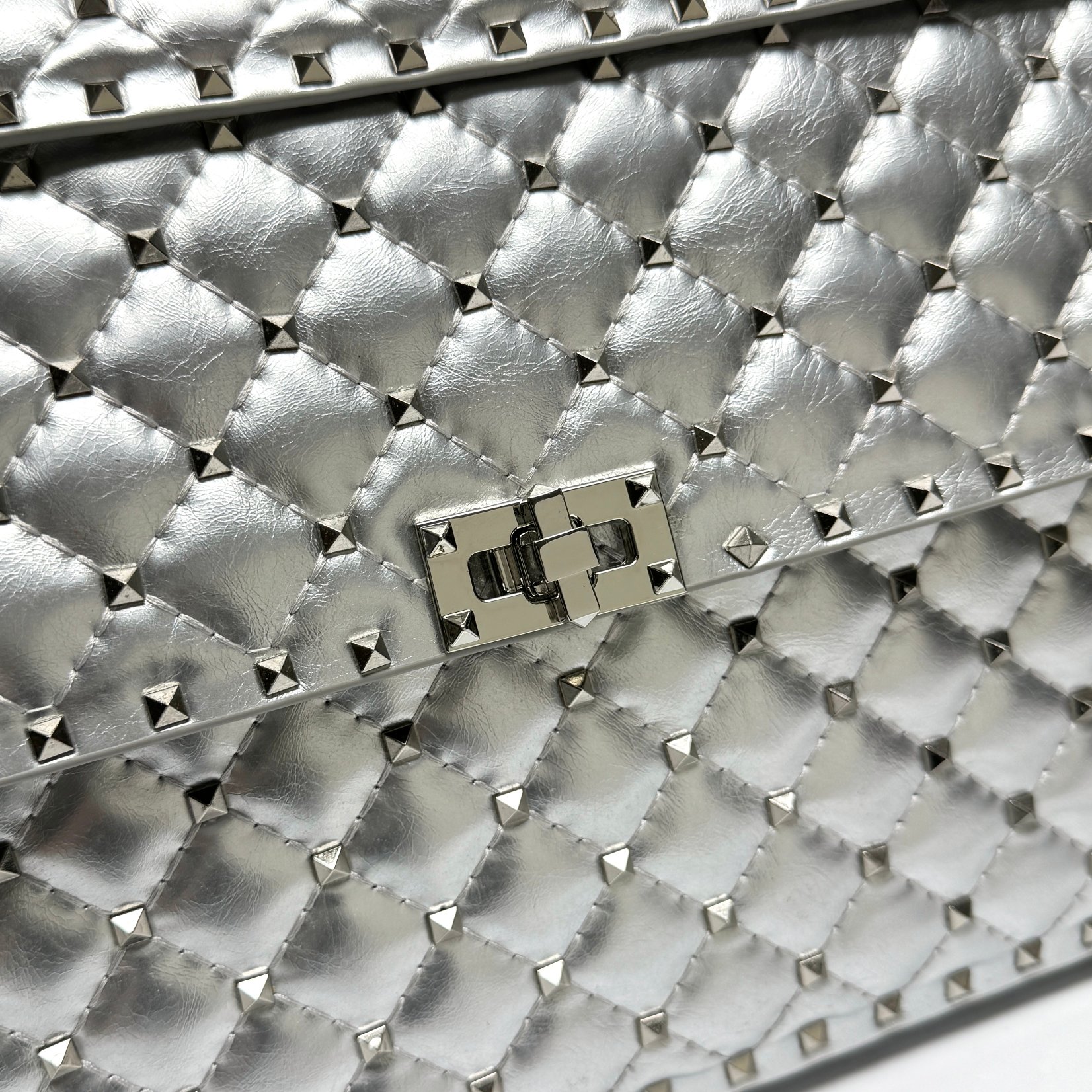 升级版 大号【油蜡皮】Valentino GARAVANI ROCKSTUD SPIKE  包袋采用柔软