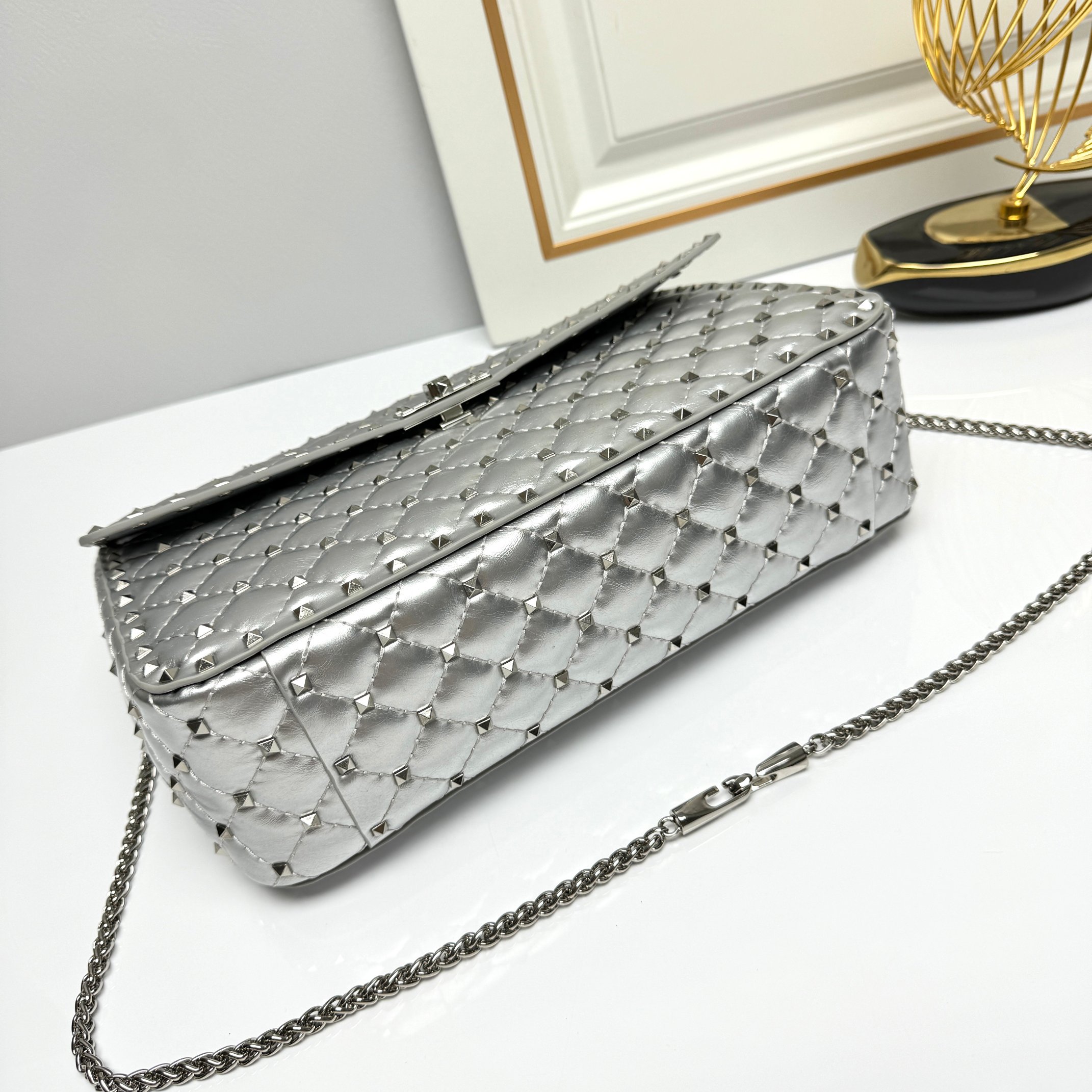 升级版 大号【油蜡皮】Valentino GARAVANI ROCKSTUD SPIKE  包袋采用柔软