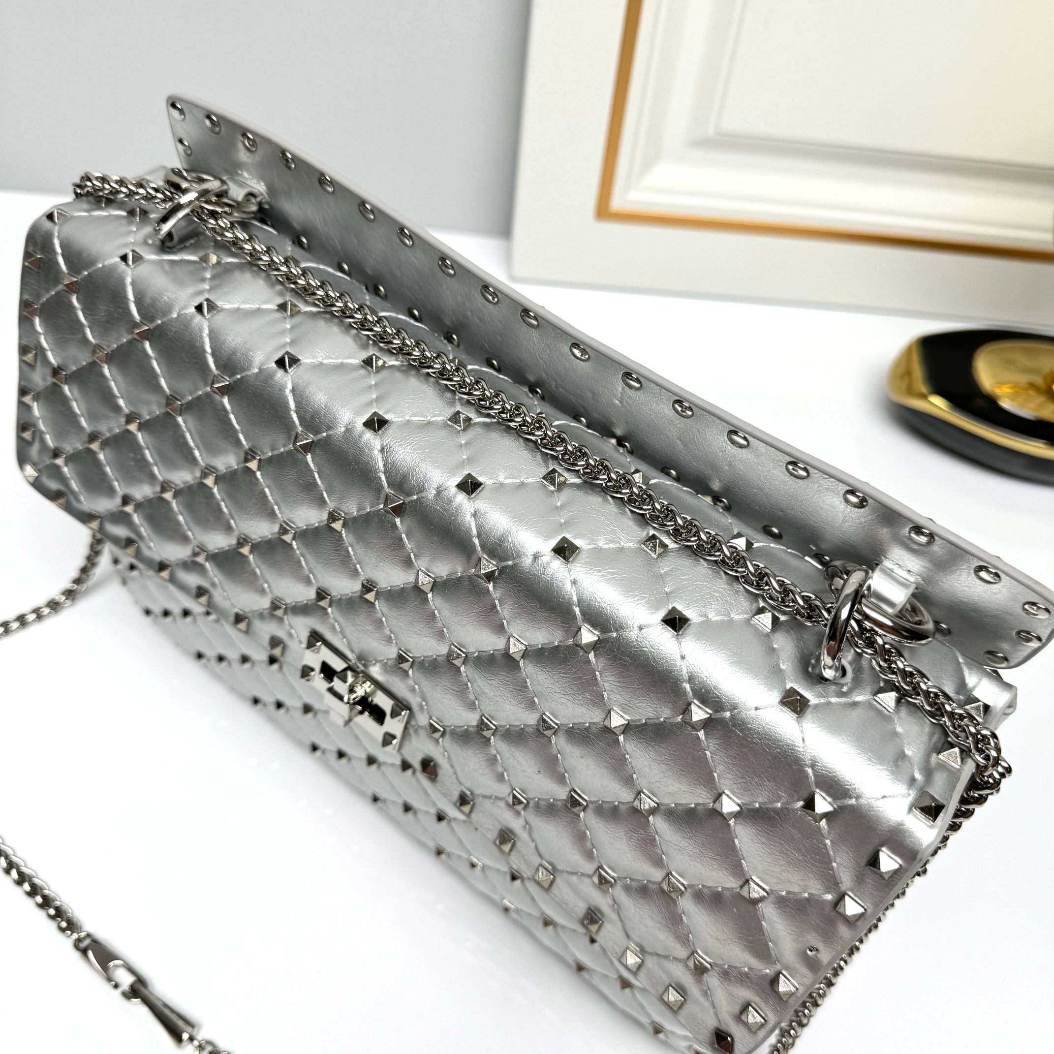 升级版 大号【油蜡皮】Valentino GARAVANI ROCKSTUD SPIKE  包袋采用柔软