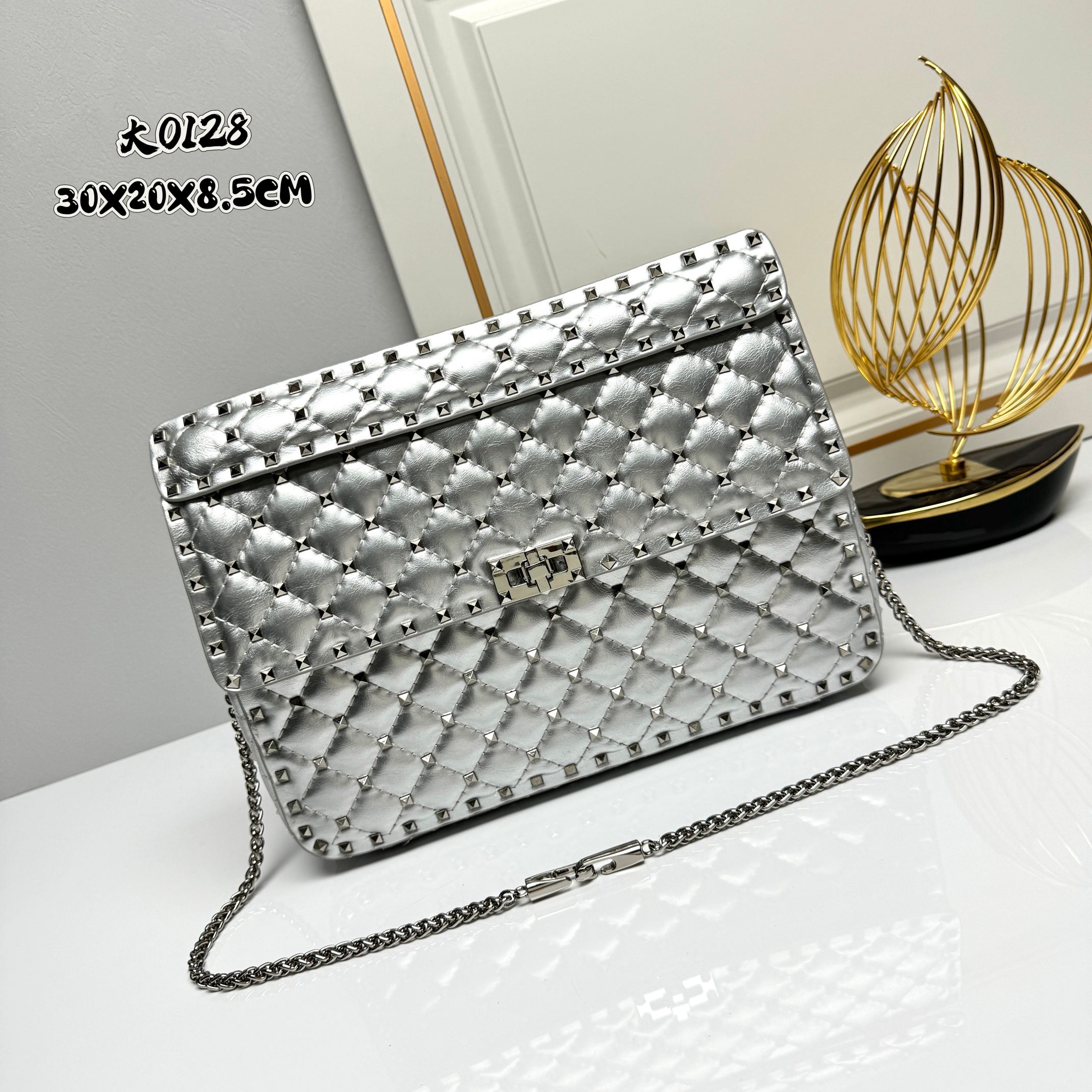 升级版 大号【油蜡皮】Valentino GARAVANI ROCKSTUD SPIKE  包袋采用柔软