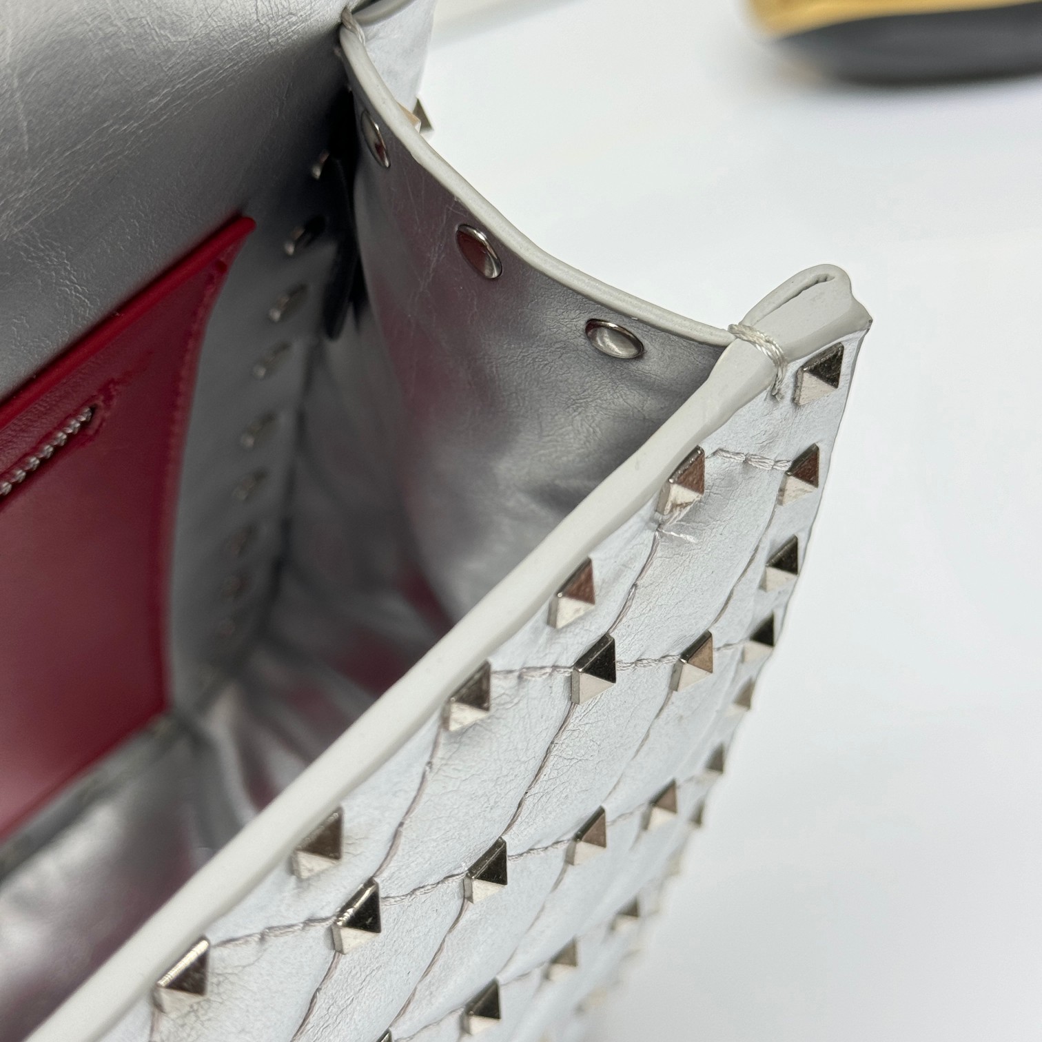 升级版 大号【油蜡皮】Valentino GARAVANI ROCKSTUD SPIKE  包袋采用柔软