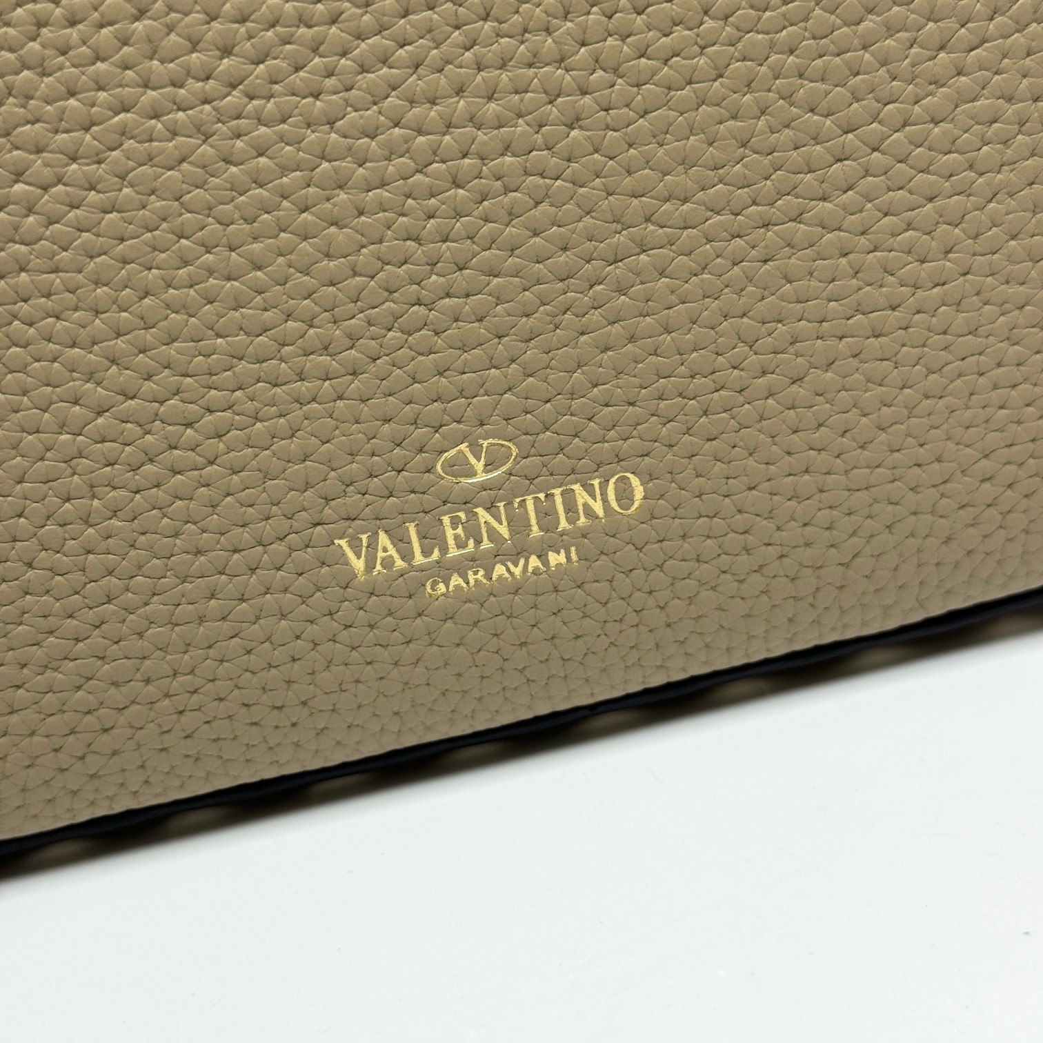 [秋冬新款]🎁 {配礼盒}VALENTINO GARAVANI ROCK STUD米粒小牛皮手袋以标 志
