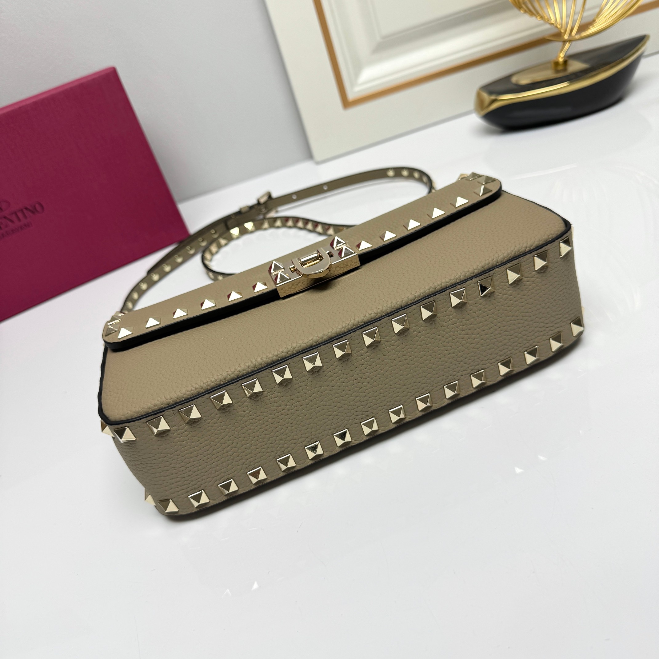 [秋冬新款]🎁 {配礼盒}VALENTINO GARAVANI ROCK STUD米粒小牛皮手袋以标 志