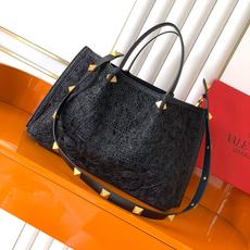 新品 上架Valentino 托特包系列~托特包采用定制重工刺绣材质打造,交织形成的空隙营造出清透质感 新品 上架Valentino 托特包系列~托特包采用定制重工刺绣材质打造,交织形成的空隙营造出清透质感