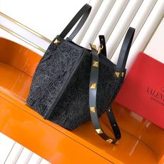 新品 上架Valentino 托特包系列~托特包采用定制重工刺绣材质打造,交织形成的空隙营造出清透质感 新品 上架Valentino 托特包系列~托特包采用定制重工刺绣材质打造,交织形成的空隙营造出清透质感