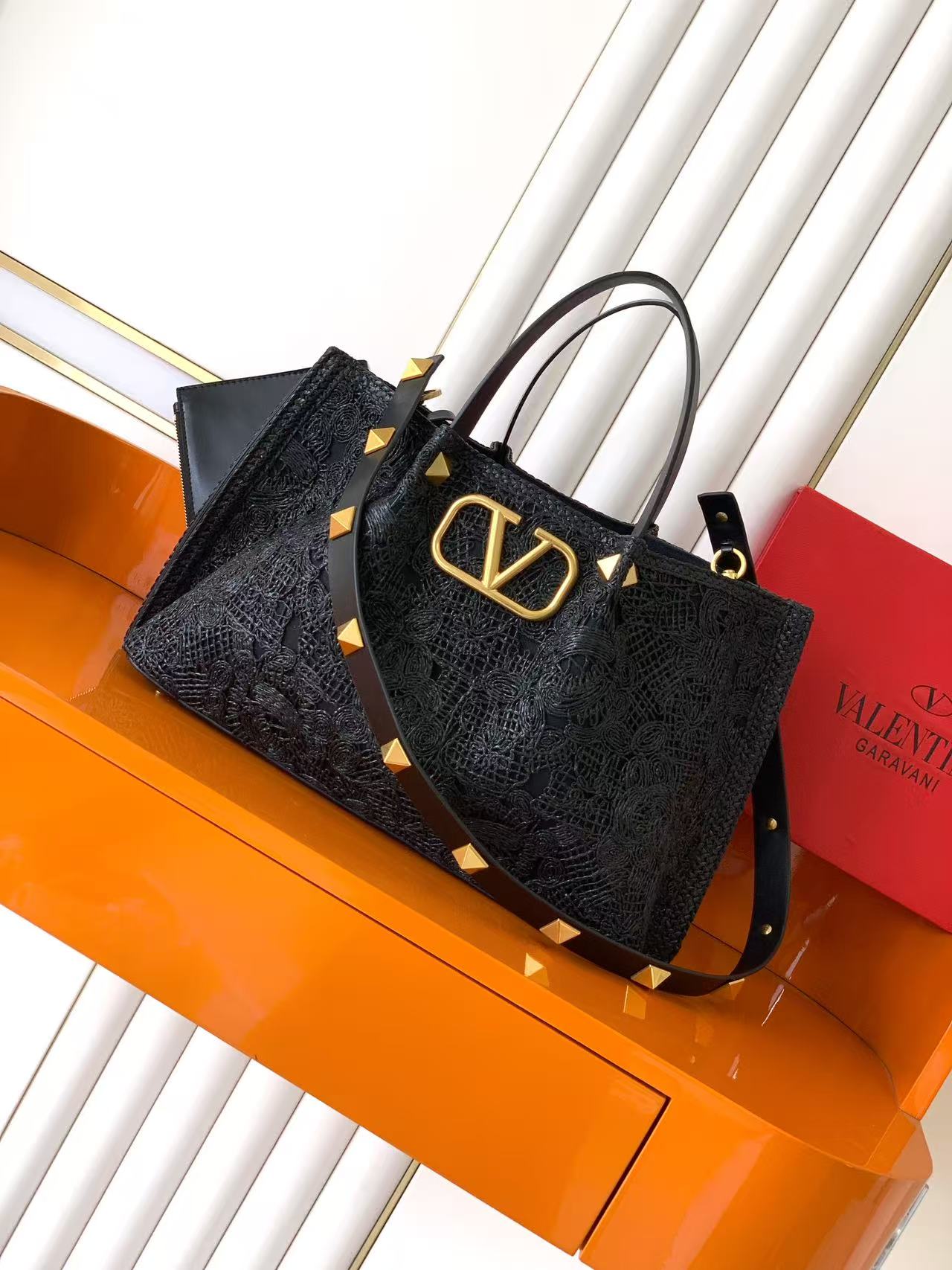 新品  上架Valentino 托特包系列～托特包采用定制重工刺绣材质打造，交织形成的空隙营造出清透质感