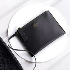 新品 上架Valentino 托特包系列~托特包采用定制重工刺绣材质打造,交织形成的空隙营造出清透质感 新品 上架Valentino 托特包系列~托特包采用定制重工刺绣材质打造,交织形成的空隙营造出清透质感