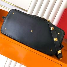 新品 上架Valentino 托特包系列~托特包采用定制重工刺绣材质打造,交织形成的空隙营造出清透质感 新品 上架Valentino 托特包系列~托特包采用定制重工刺绣材质打造,交织形成的空隙营造出清透质感