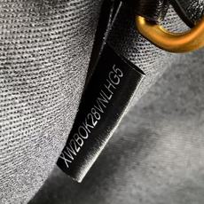新品 上架Valentino 托特包系列~托特包采用定制重工刺绣材质打造,交织形成的空隙营造出清透质感 新品 上架Valentino 托特包系列~托特包采用定制重工刺绣材质打造,交织形成的空隙营造出清透质感