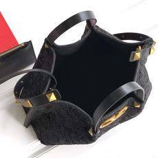 新品 上架Valentino 托特包系列~托特包采用定制重工刺绣材质打造,交织形成的空隙营造出清透质感 新品 上架Valentino 托特包系列~托特包采用定制重工刺绣材质打造,交织形成的空隙营造出清透质感