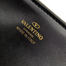 新品 上架Valentino 托特包系列~托特包采用定制重工刺绣材质打造,交织形成的空隙营造出清透质感 新品 上架Valentino 托特包系列~托特包采用定制重工刺绣材质打造,交织形成的空隙营造出清透质感