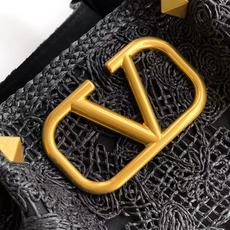 新品 上架Valentino 托特包系列~托特包采用定制重工刺绣材质打造,交织形成的空隙营造出清透质感 新品 上架Valentino 托特包系列~托特包采用定制重工刺绣材质打造,交织形成的空隙营造出清透质感