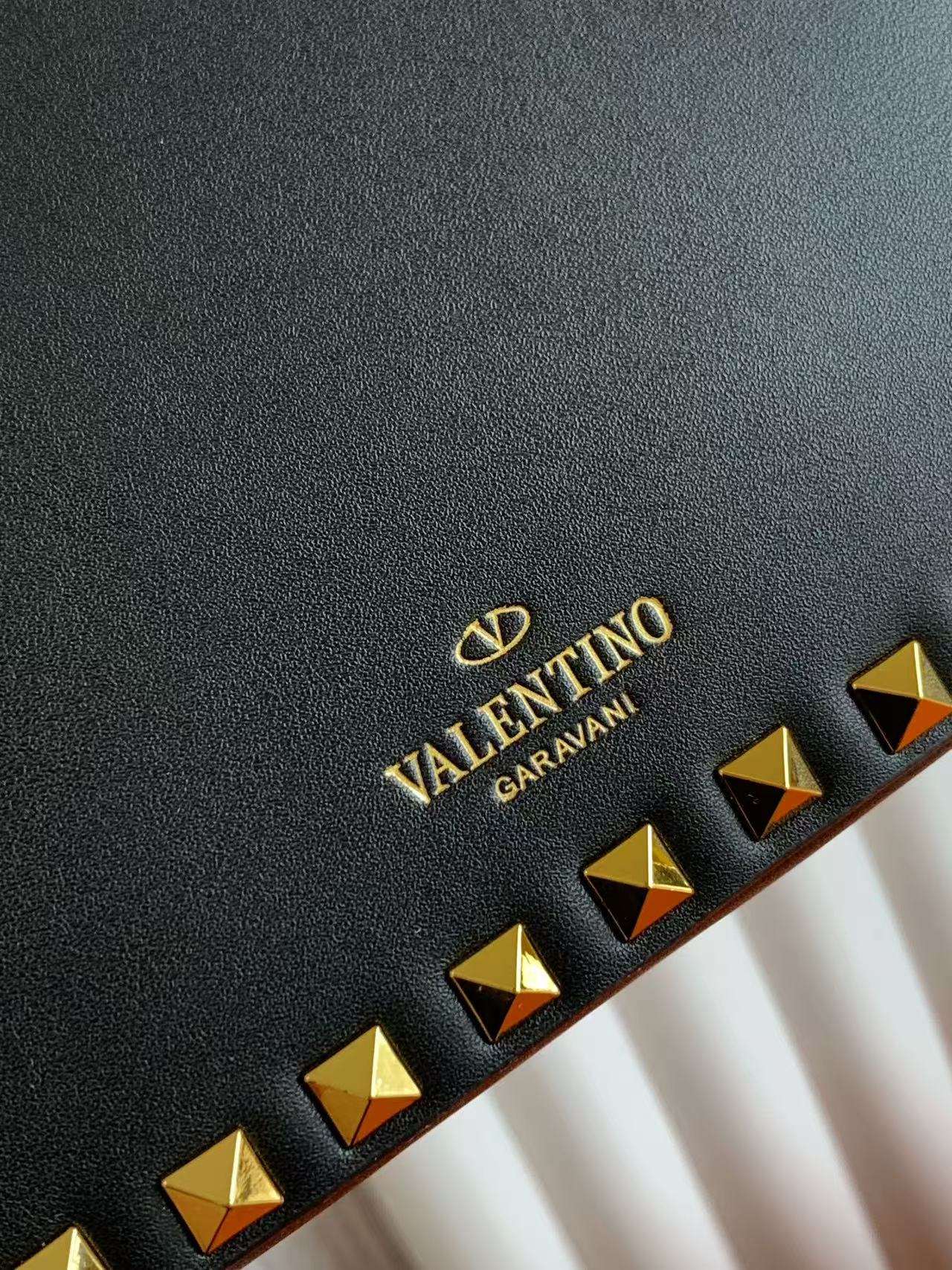 Valentino 经典款🆕🆕平纹小牛皮📷百搭实用相机包出游逛街必备金钉  背面烫金色logo 流水号款