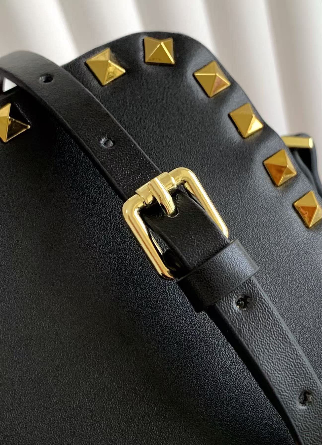 Valentino 经典款🆕🆕平纹小牛皮📷百搭实用相机包出游逛街必备金钉  背面烫金色logo 流水号款