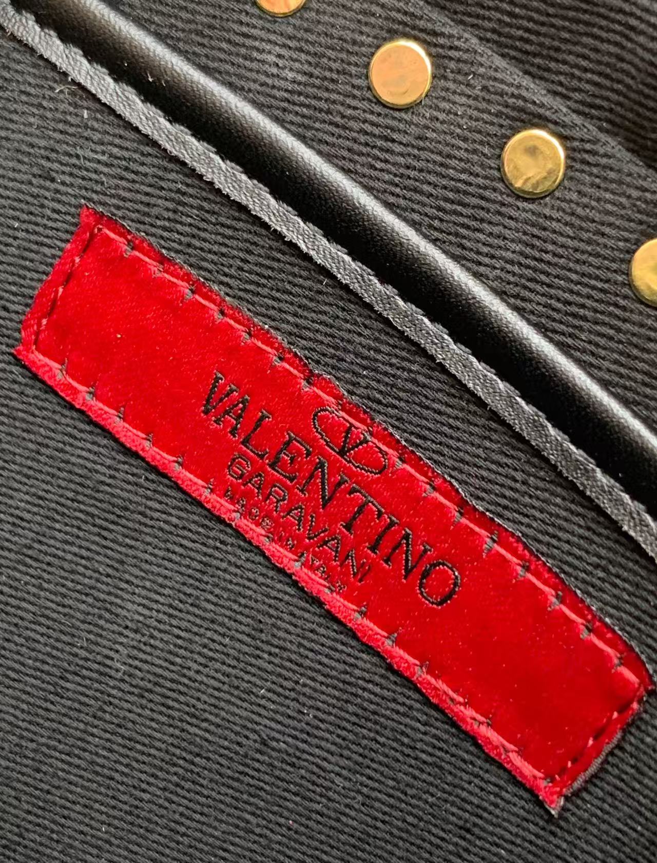 Valentino 经典款🆕🆕平纹小牛皮📷百搭实用相机包出游逛街必备金钉  背面烫金色logo 流水号款