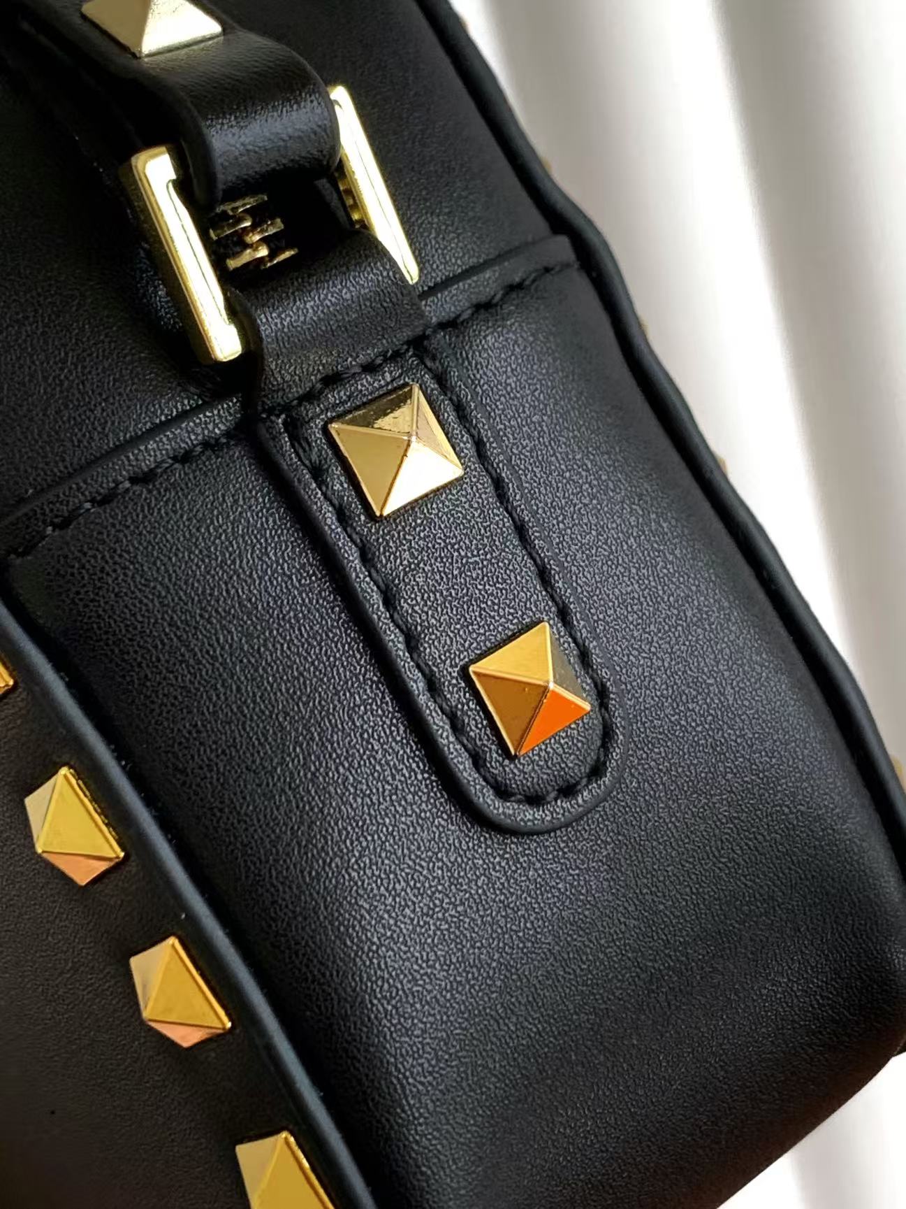 Valentino 经典款🆕🆕平纹小牛皮📷百搭实用相机包出游逛街必备金钉  背面烫金色logo 流水号款