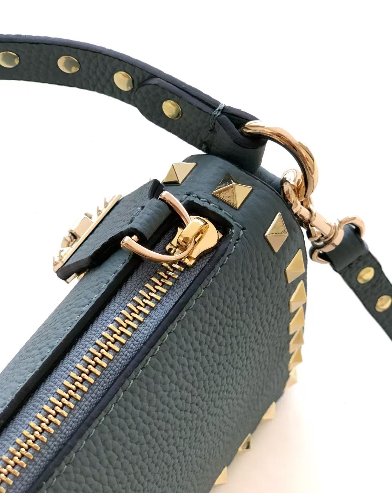 🆕 Garavani Rockstud 小号粒面小牛皮斜挎包,标志性的钩扣开合设计经重新诠释，止挡拉链拉