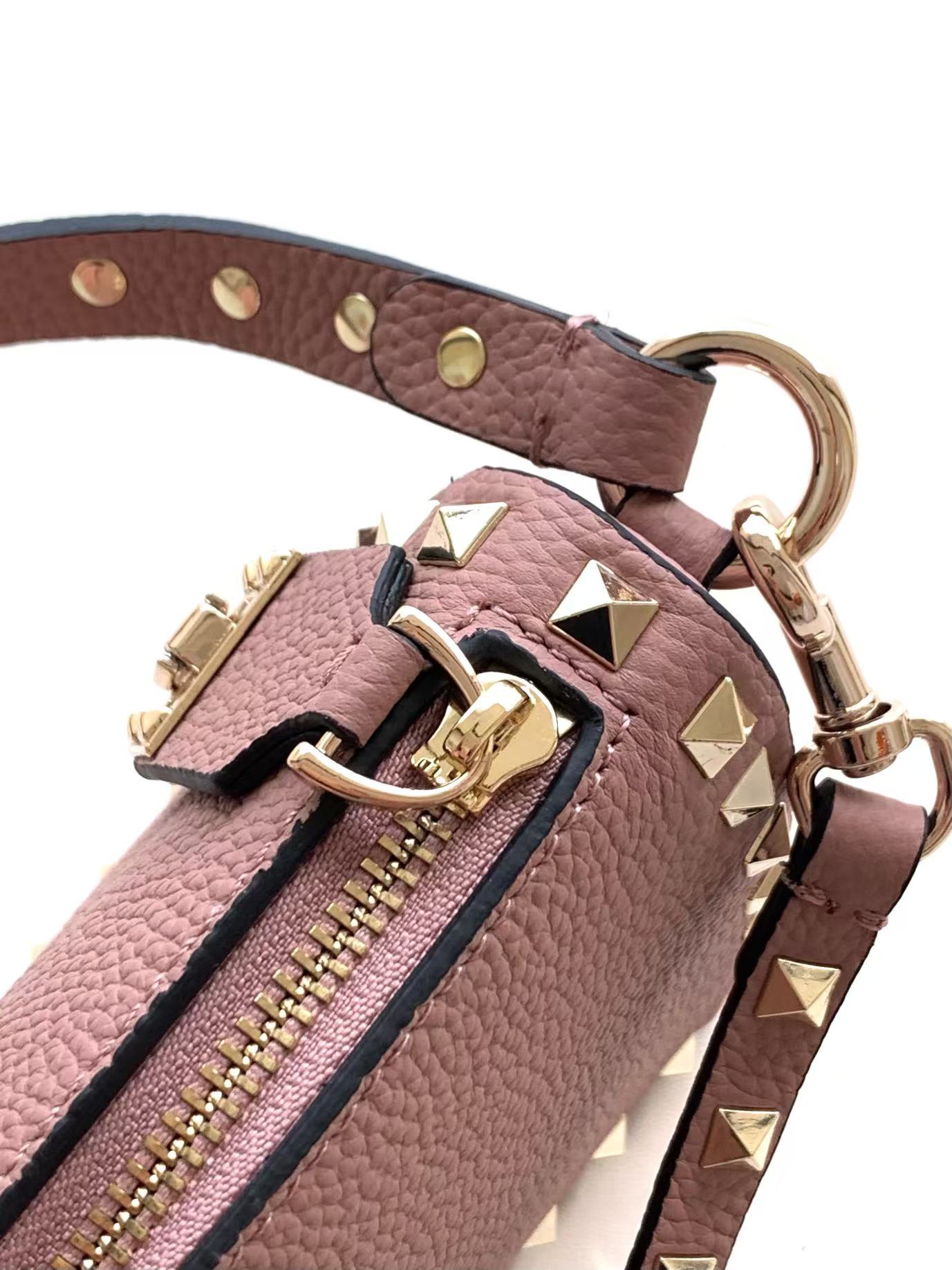 🆕 Garavani Rockstud 小号粒面小牛皮斜挎包,标志性的钩扣开合设计经重新诠释，止挡拉链拉