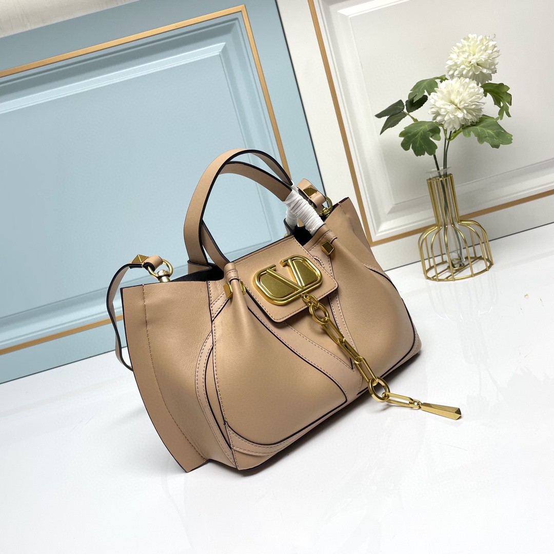 小号20211##Garavani VLOGO Escape 小牛皮小号购物袋，包袋两侧点缀红色细节，金