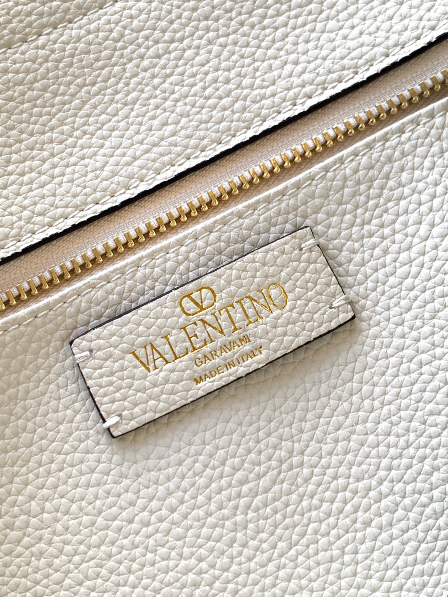 VALETINO（华家）是全球高级定制和高级品牌🌹带着罗马贵族气息  历久弥新，永不过时，华家格拉，是华家对于设计所抱持