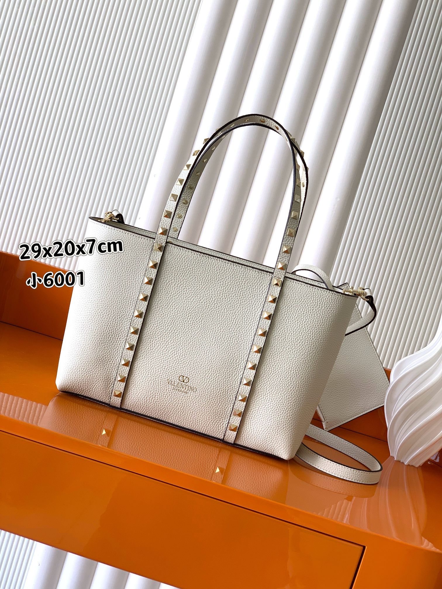 VALETINO（华家）是全球高级定制和高级品牌🌹带着罗马贵族气息  历久弥新，永不过时，华家格拉，是华家对于设计所抱持