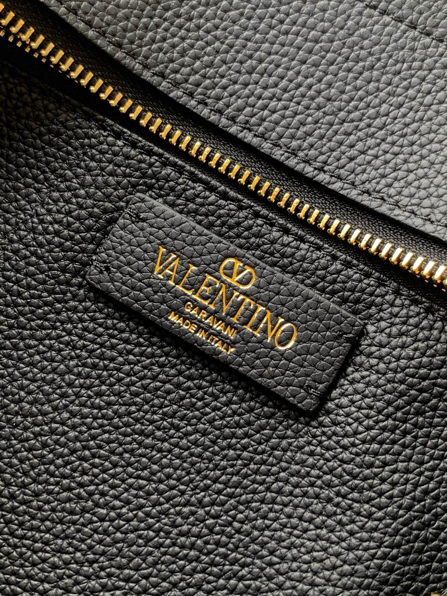 VALETINO（华家）是全球高级定制和高级品牌🌹带着罗马贵族气息  历久弥新，永不过时，华家格拉，是华家对于设计所抱持