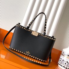 新品上架 (大号)VALENTNO GARAVANI ROCKSTUD 迷你粒面小牛皮手袋 这款手袋配有 新品上架 (大号)VALENTNO GARAVANI ROCKSTUD 迷你粒面小牛皮手袋 这款手袋配有