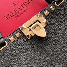 新品上架 (大号)VALENTNO GARAVANI ROCKSTUD 迷你粒面小牛皮手袋 这款手袋配有 新品上架 (大号)VALENTNO GARAVANI ROCKSTUD 迷你粒面小牛皮手袋 这款手袋配有