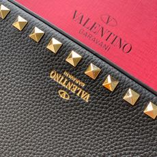 新品上架 (大号)VALENTNO GARAVANI ROCKSTUD 迷你粒面小牛皮手袋 这款手袋配有 新品上架 (大号)VALENTNO GARAVANI ROCKSTUD 迷你粒面小牛皮手袋 这款手袋配有