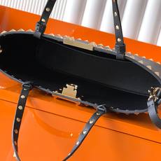 新品上架 (大号)VALENTNO GARAVANI ROCKSTUD 迷你粒面小牛皮手袋 这款手袋配有 新品上架 (大号)VALENTNO GARAVANI ROCKSTUD 迷你粒面小牛皮手袋 这款手袋配有
